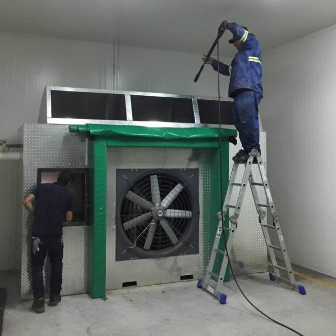 Técnico brindando servicio de aire acondicionado